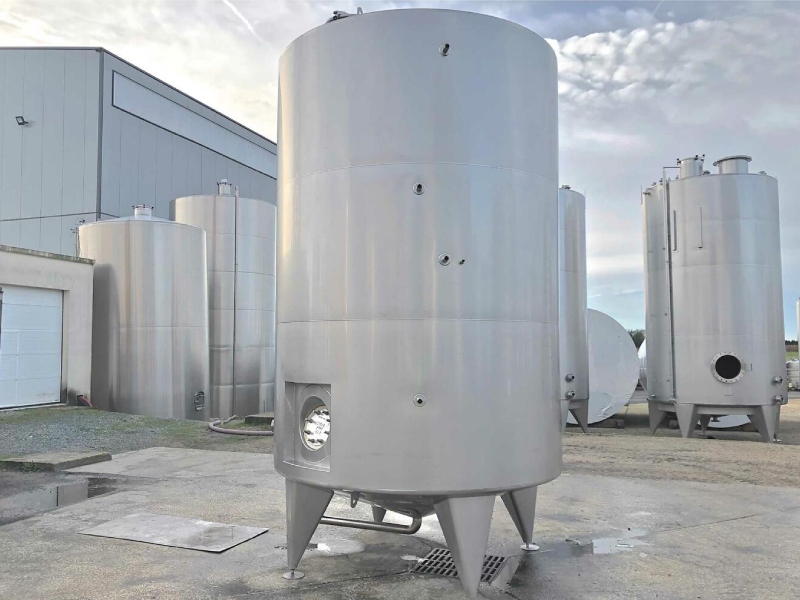 مخزن استیل بزرگ